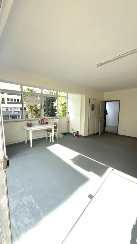 Jepet me qera ambient biznesi per ZYRA , Kati 2,750 € ne 21 DHJETOR