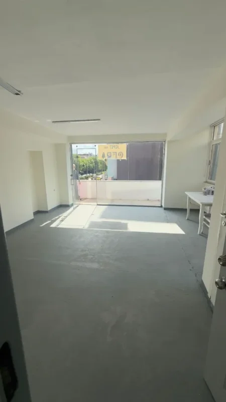 Jepet me qera ambient biznesi per ZYRA , Kati 2,750 € ne 21 DHJETOR
