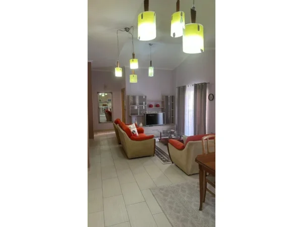 Tirane, jepet me qera apartament 3+1 Kati 3, 144 m² 850 € (kristal center)