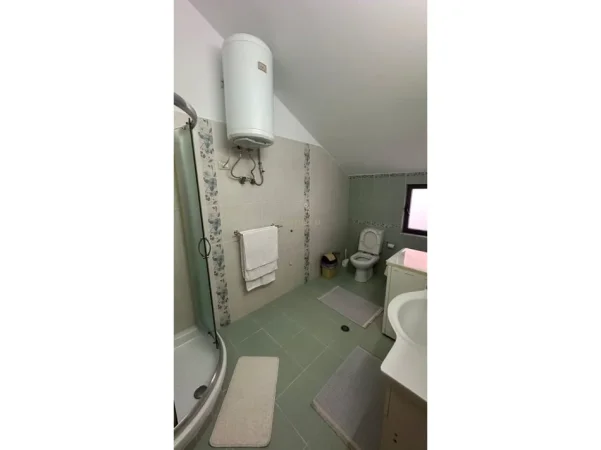 Tirane, jepet me qera apartament 3+1 Kati 3, 144 m² 850 € (kristal center)