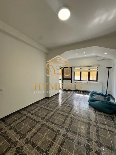 Tirane, jepet me qera zyre Kati 1, 120 m² 660 € (Rruga e Kavajes)