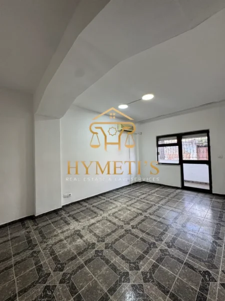 Tirane, jepet me qera zyre Kati 1, 120 m² 660 € (Rruga e Kavajes)