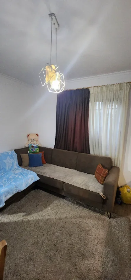 Tirane, jepet me qera apartament 1+1 Kati 1, 50 m² 470 € (Vaçe Zela) Me Agjenci
