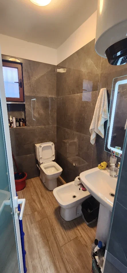 Tirane, jepet me qera apartament 1+1 Kati 1, 50 m² 470 € (Vaçe Zela) Me Agjenci
