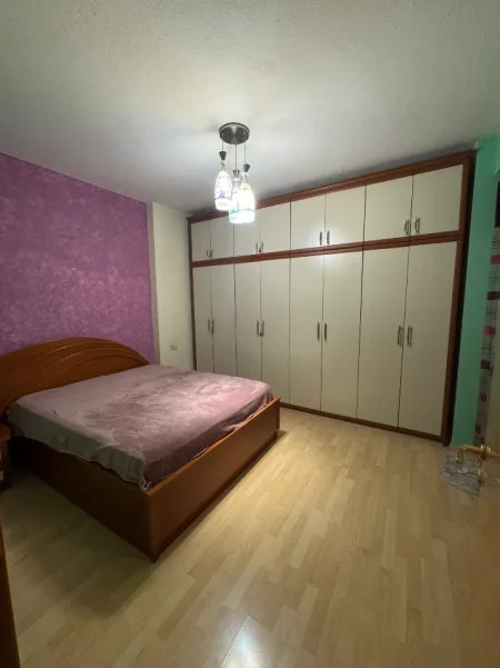 Tirane, jepet me qera apartament 2+1+Ballkon Kati 5, 112 m² 700 € (Zogu I Zi , Rruga Dritan Hoxha)