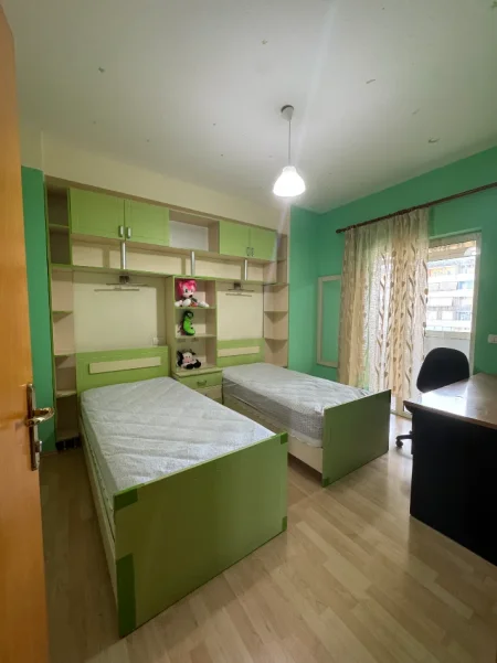 Tirane, jepet me qera apartament 2+1+Ballkon Kati 5, 112 m² 700 € (Zogu I Zi , Rruga Dritan Hoxha)