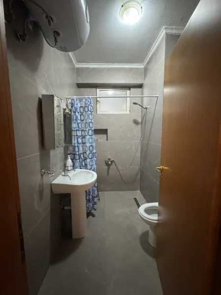 Tirane, jepet me qera apartament 2+1+Ballkon Kati 5, 112 m² 700 € (Zogu I Zi , Rruga Dritan Hoxha)