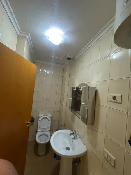 Tirane, jepet me qera apartament 2+1+Ballkon Kati 5, 112 m² 700 € (Zogu I Zi , Rruga Dritan Hoxha)