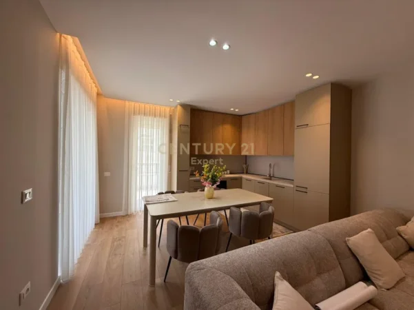 Tirane, jepet me qera apartament 2+1+Ballkon Kati 7, 122 m² 1.600 € (mine peza)