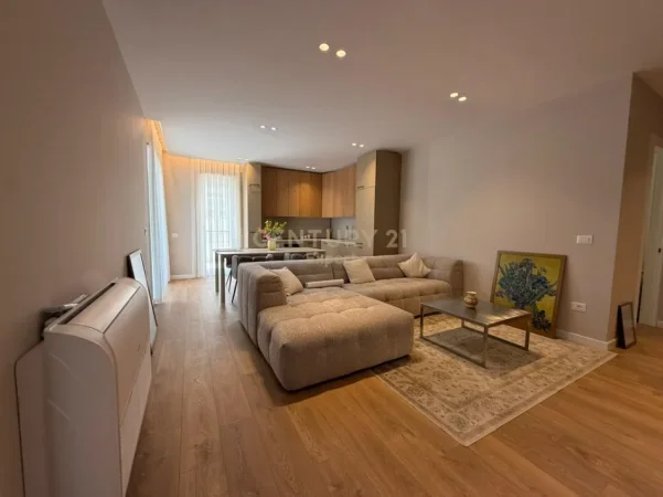 Tirane, jepet me qera apartament 2+1+Ballkon Kati 7, 122 m² 1.600 € (mine peza)