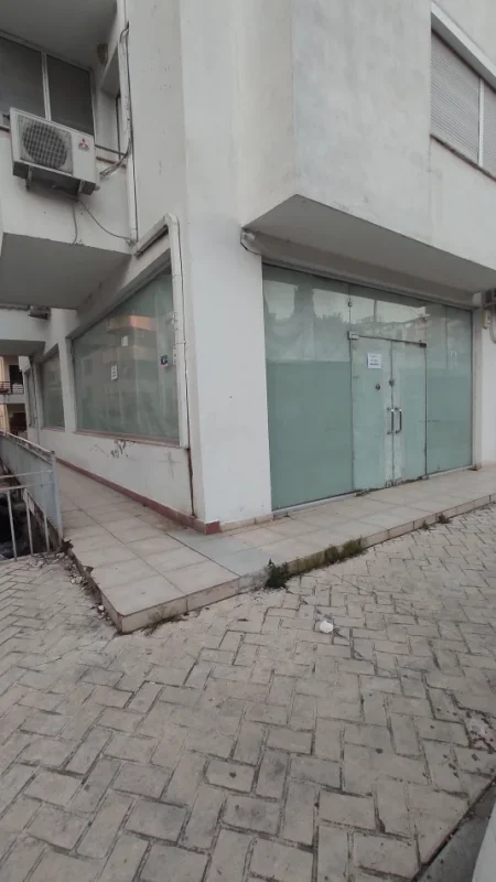 Tirane, jepet me qera dyqan Kati 0, 95 m² (+355692048760)