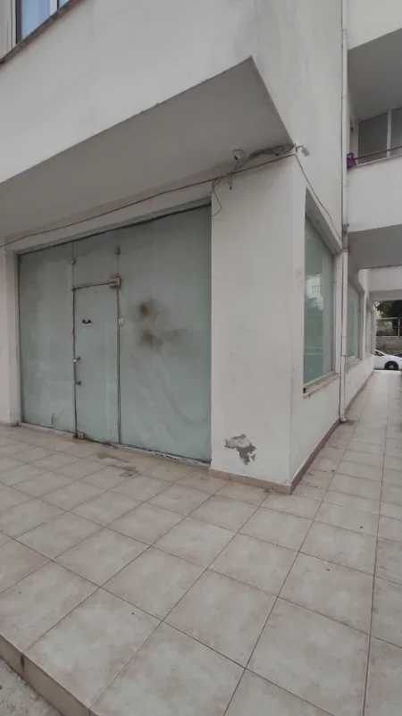 Tirane, jepet me qera dyqan Kati 0, 95 m² (+355692048760)