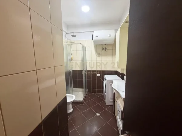 Tirane, jepet me qera apartament 2+1 Kati 1, 90 m² 650 € (kodra e diellit)