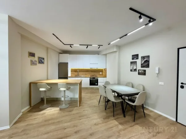 Tirane, jepet me qera apartament 2+1+Ballkon Kati 4, 117 m² 1.000 € (pazari i ri)