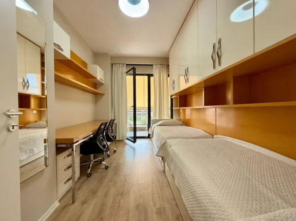 Tirane, jepet me qera apartament 2+1+Ballkon Kati 4, 117 m² 1.000 € (pazari i ri)