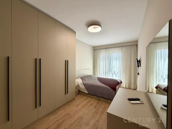 Tirane, jepet me qera apartament 2+1+Ballkon Kati 4, 117 m² 1.000 € (pazari i ri)