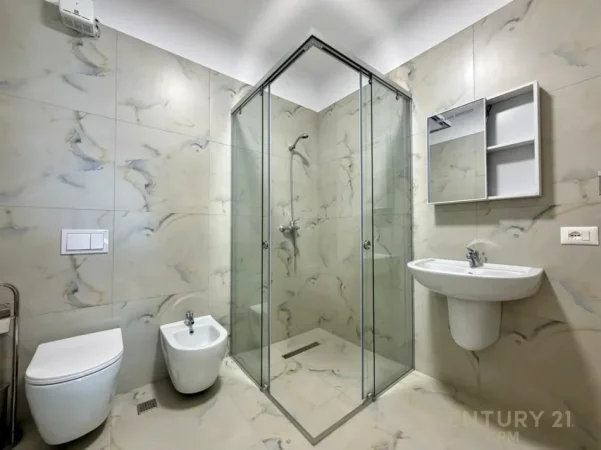 Tirane, jepet me qera apartament 2+1+Ballkon Kati 4, 117 m² 1.000 € (pazari i ri)