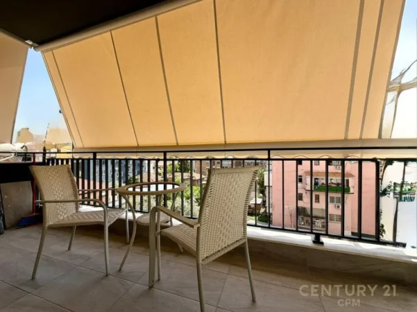 Tirane, jepet me qera apartament 2+1+Ballkon Kati 4, 117 m² 1.000 € (pazari i ri)