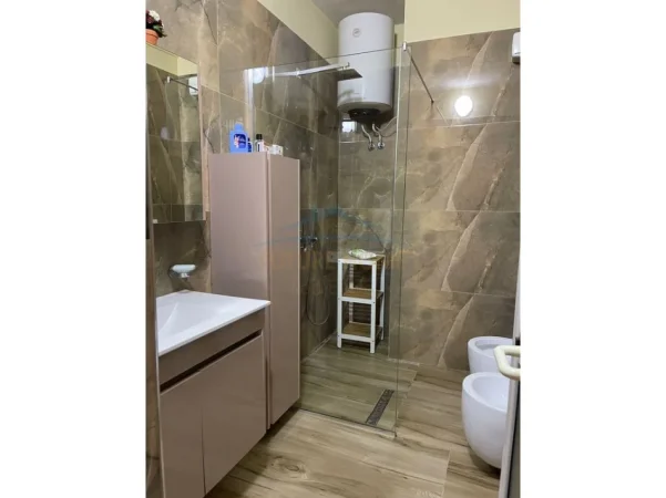 Tirane, jepet me qera apartament 1+1 Kati 3, 131 m² 750 € (Bulevardi Gjergj Fishta)