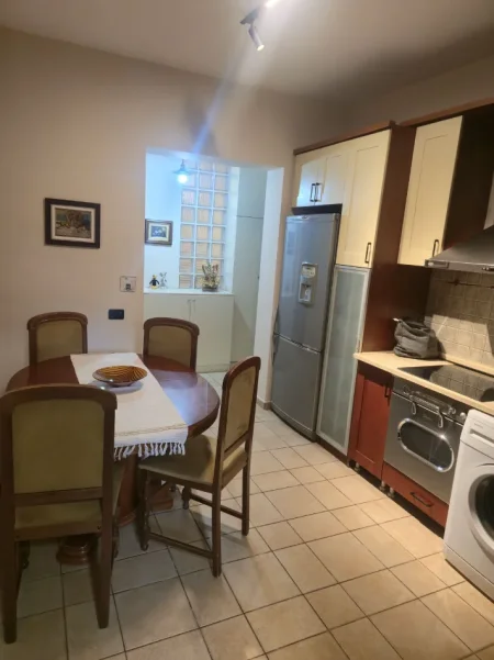Tirane, jepet me qera apartament 1+1+Aneks+Ballkon Kati 4, 500 € (rruga e kavajes , 21 dhjetori)