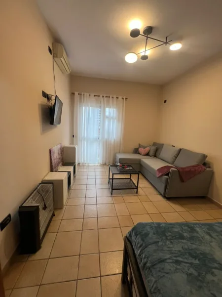 Tirane, jepet me qera apartament 1+1+Aneks+Ballkon Kati 4, 500 € (ish parku i autobusave , globe)
