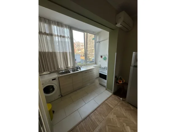 Tirane, jepet me qera apartament 1+1 Kati 2, 70 m² 600 € (rruga e kavajes)