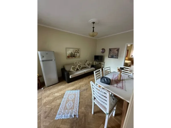 Tirane, jepet me qera apartament 1+1 Kati 2, 70 m² 600 € (rruga e kavajes)