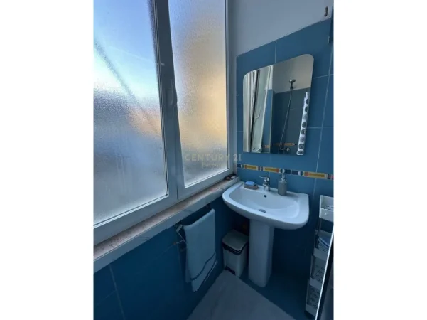 Tirane, jepet me qera apartament 1+1 Kati 2, 70 m² 600 € (rruga e kavajes)