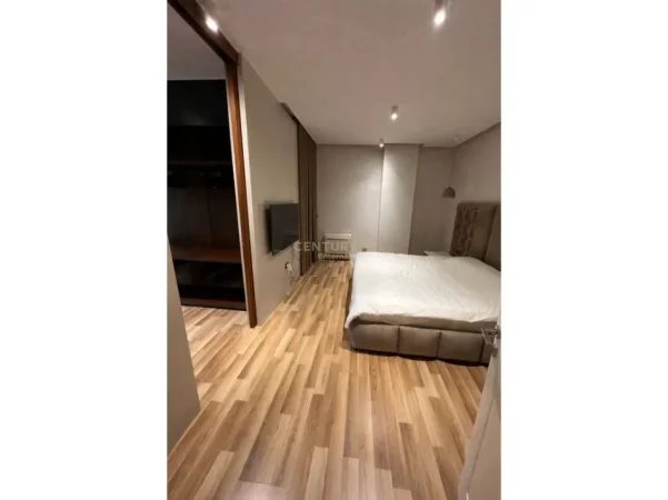 Tirane, jepet me qera apartament 1+1 Kati 5, 100 m² 900 € (ATSH ministria e jashtme)