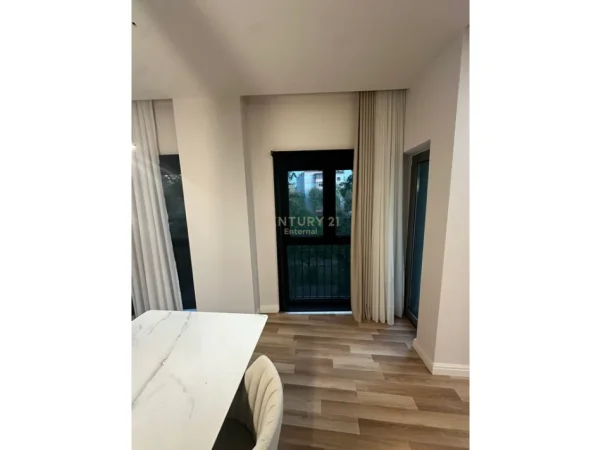Tirane, jepet me qera apartament 1+1 Kati 5, 100 m² 900 € (ATSH ministria e jashtme)