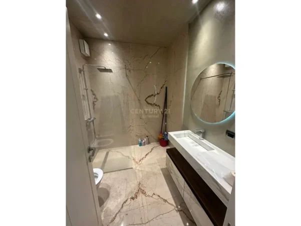 Tirane, jepet me qera apartament 1+1 Kati 5, 100 m² 900 € (ATSH ministria e jashtme)