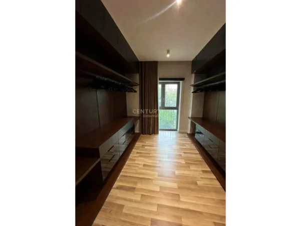 Tirane, jepet me qera apartament 1+1 Kati 5, 100 m² 900 € (ATSH ministria e jashtme)