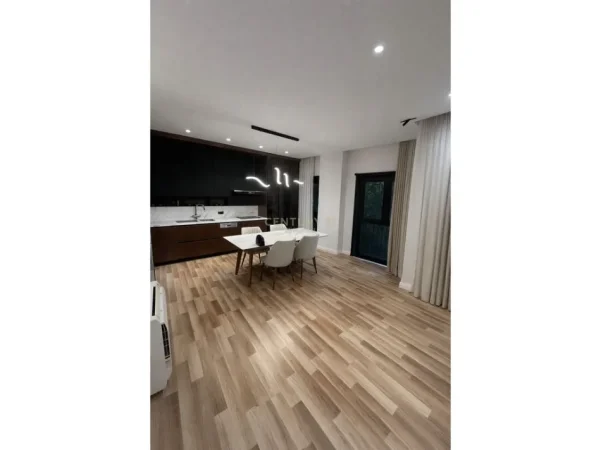 Tirane, jepet me qera apartament 1+1 Kati 5, 100 m² 900 € (ATSH ministria e jashtme)