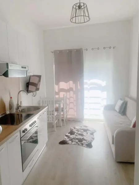 Tirane, jepet me qera apartament 1+1 Kati 5, 40 m² 350 € (Ali Demi)