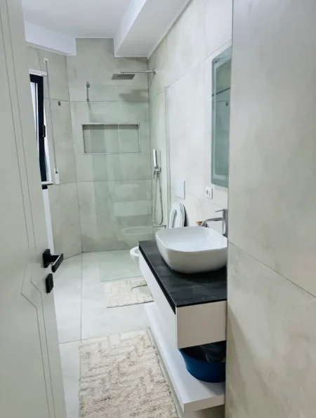 Blloku ambasadave, apartament 2+1+2 me qera