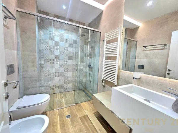 Tirane, jepet me qera apartament 3+1+Ballkon Kati 3, 145 m² 1.000 € (kopshti botanik)