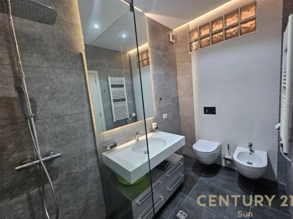 Tirane, jepet me qera apartament 3+1+Ballkon Kati 3, 145 m² 1.000 € (kopshti botanik)