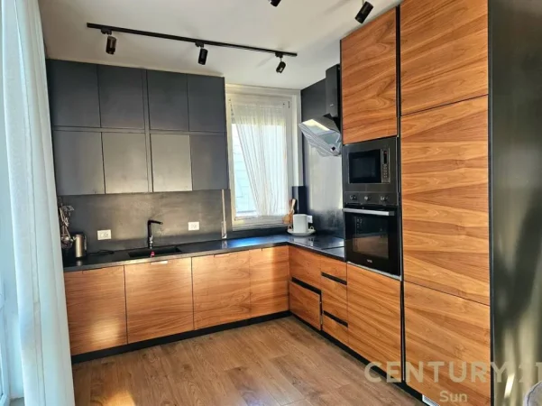 Tirane, jepet me qera apartament 3+1+Ballkon Kati 3, 145 m² 1.000 € (kopshti botanik)