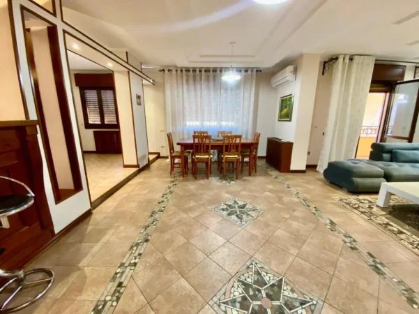 Tirane, shitet apartament 3+1+Ballkon Kati 8, 200 m² 420.000 € (komuna e parisit)