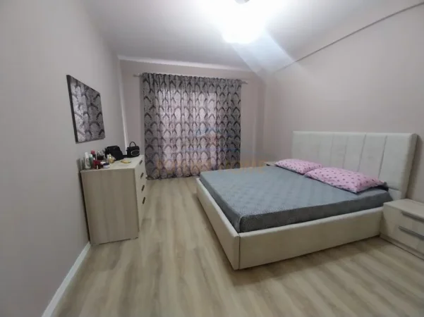 Tirane, jepet me qera apartament 2+1+Ballkon Kati 2, 114 m² 550 € (Rruga 5 Maji)