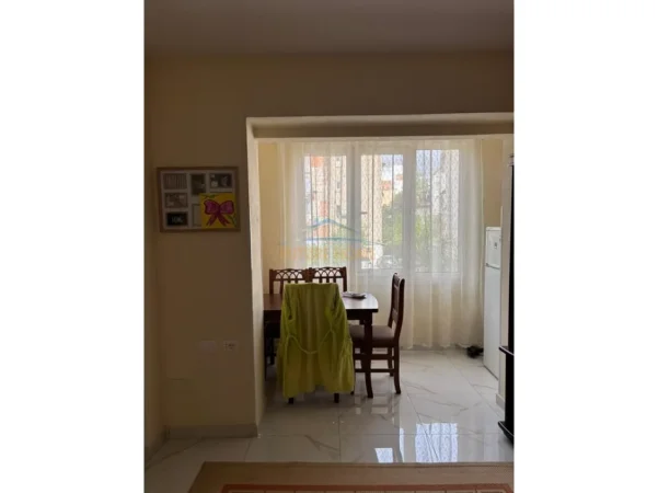 Tirane, jepet me qera apartament 1+1+Ballkon Kati 3, 63 m² 400 € (Shkolla e Bashkuar)