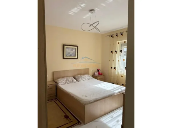 Tirane, jepet me qera apartament 1+1+Ballkon Kati 3, 63 m² 400 € (Shkolla e Bashkuar)