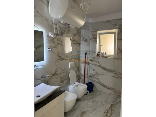 Tirane, jepet me qera apartament 1+1+Ballkon Kati 3, 63 m² 400 € (Shkolla e Bashkuar)