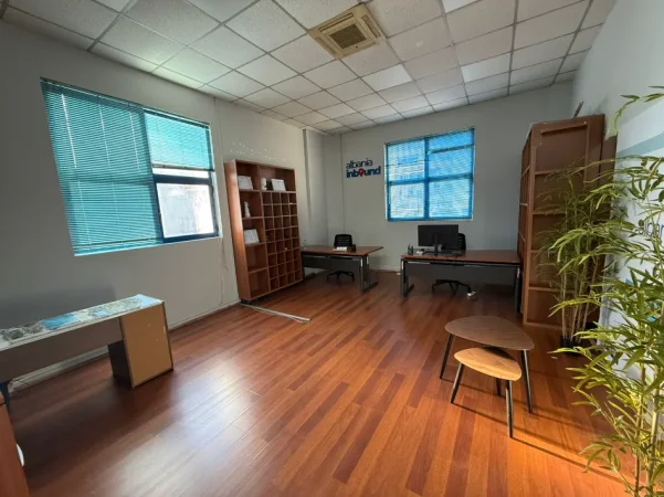 Tirane, jepet me qera nga Pronari, pa-komision zyre Kati 3, 51 m² 599 € (Rruga Ymer Kurti)
