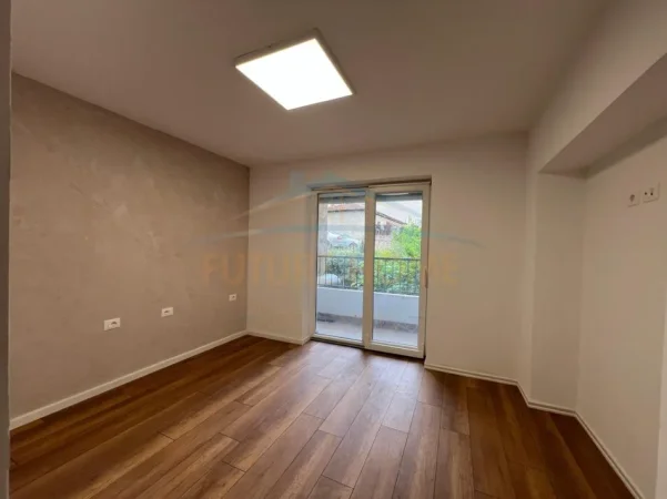 Tirane, jepet me qera ambjent biznesi Kati 2, 77 m² 800 € (Brryli)