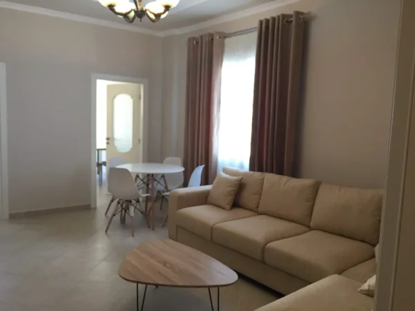 Tirane, jepet me qera apartament 1+1+Ballkon Kati 5, 65 m² 400 € (FRESKU)