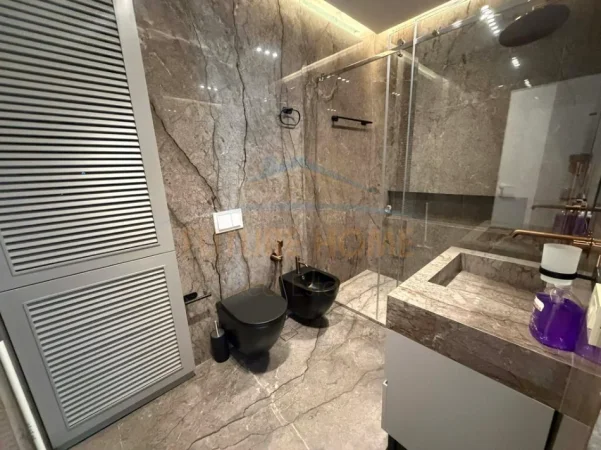 Tirane, jepet me qera apartament 2+1+Ballkon Kati 13, 115 m² 1.700 € (Rruga Mine Peza)