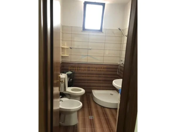 Tirane, jepet me qera apartament 1+1+Ballkon Kati 5, 59 m² 520 € (Medreseja)