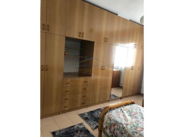 Tirane, jepet me qera apartament 1+1+Ballkon Kati 5, 59 m² 520 € (Medreseja)
