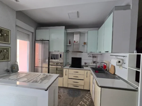 Tirane, jepet me qera apartament 2+1 Kati 4, 95 m² 600 € (KOMPLEKSI MAGNET)